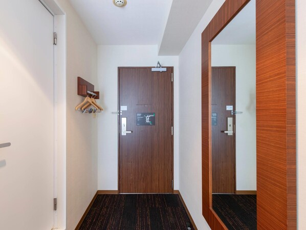 Habitación estándar, 1 cama Queen size, para no fumadores | Ropa de cama de alta calidad y caja de seguridad en la habitación 