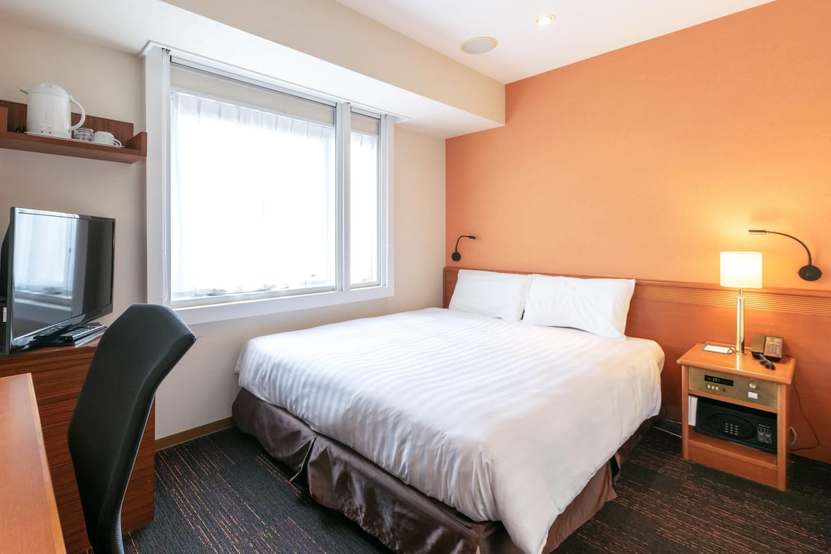 Standard Room, 1 Queen Bed, Non Smoking | 1 bedroom, in-room safe, desk, blackout curtains