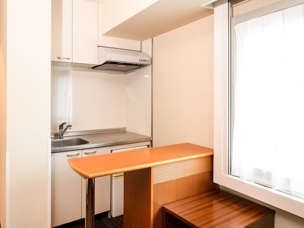 Superior Twin Room, Non Smoking | Premium bedding, in-room safe, desk, laptop workspace