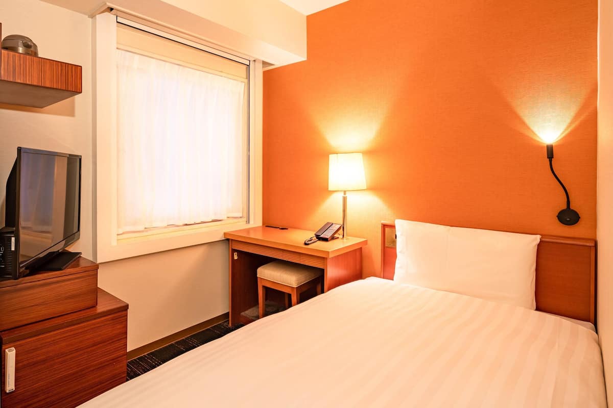 Room, 1 Twin Bed, Non Smoking | Premium bedding, in-room safe, desk, laptop workspace