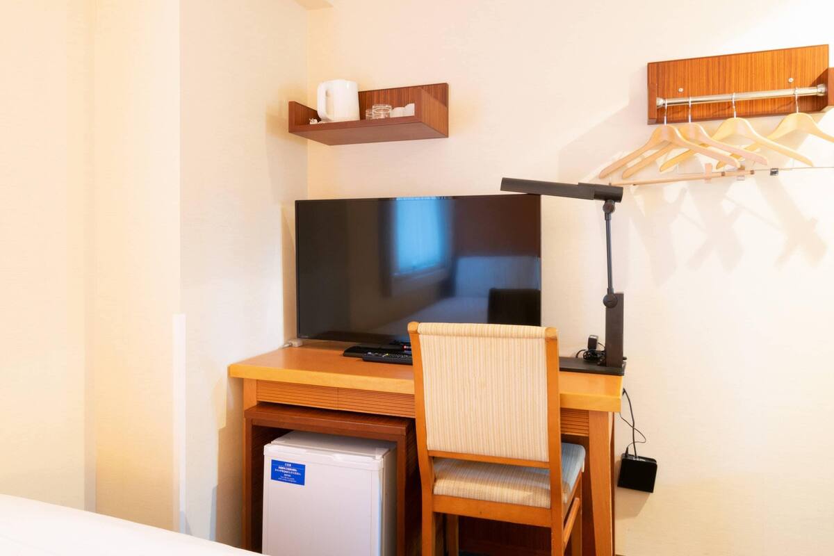 Standard Room, 1 Double Bed, Non Smoking | Premium bedding, in-room safe, desk, laptop workspace