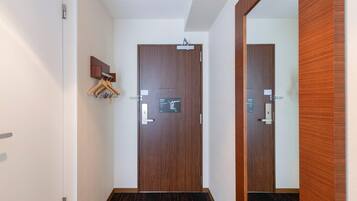 Standard Room, 1 Queen Bed, Non Smoking | Premium bedding, in-room safe, desk, laptop workspace