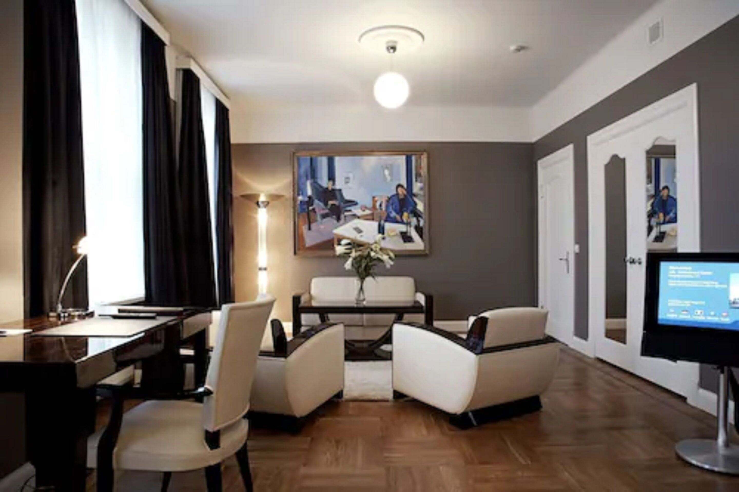 suite, 1 king bed | 1 bedroom, minibar, in-room safe, desk