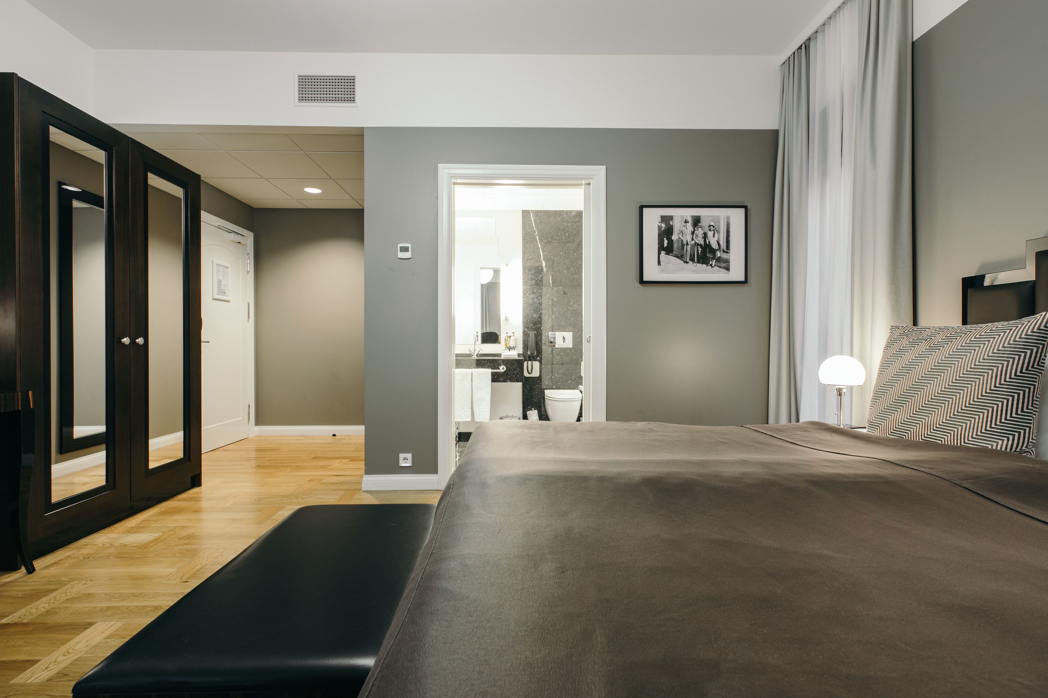 superior room, 1 king bed | 1 bedroom, minibar, in-room safe, desk