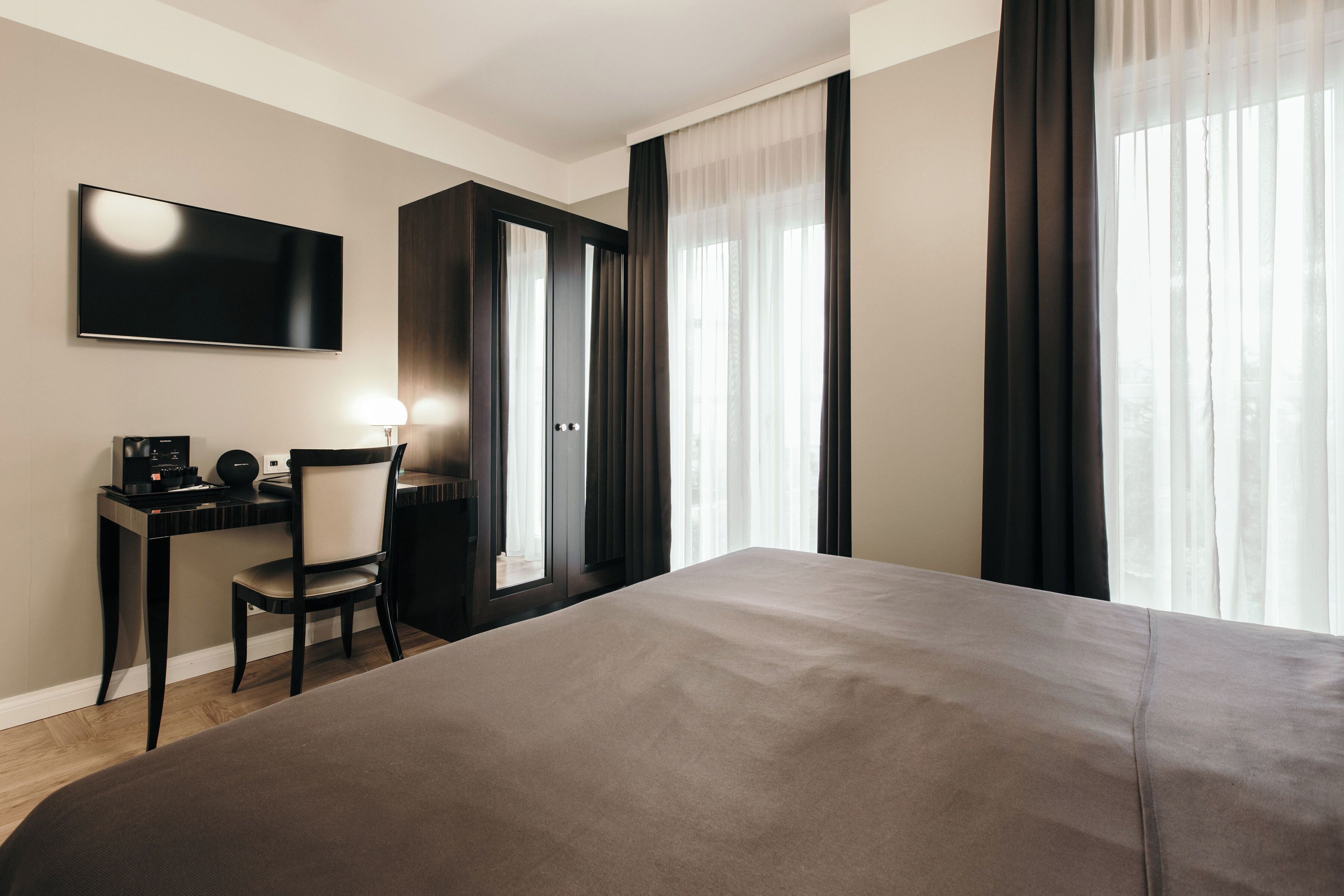 Chambre Standard double ou avec lits jumeaux | Coffre-fort, bureau, rideaux d’obscurcissement
