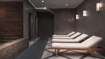 Indoor spa tub