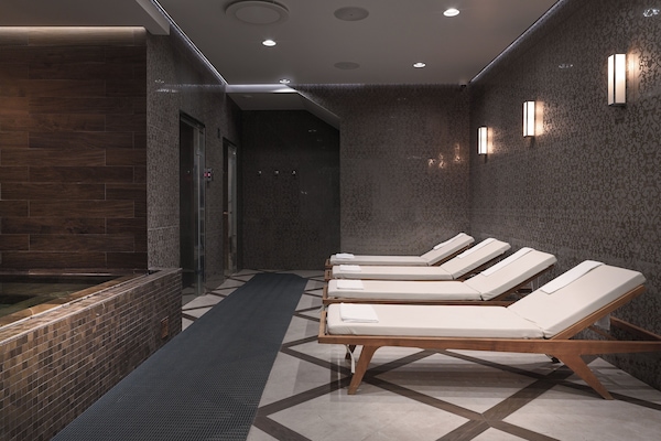Indoor spa tub