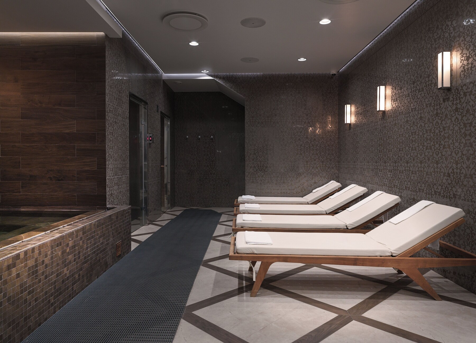 Indoor spa tub