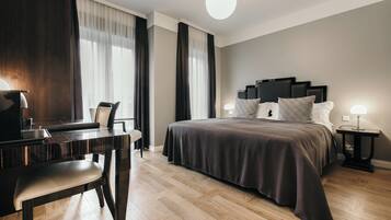 Una habitación de hotel moderna con una cama grande, un escritorio con un piano y vistas a la ciudad.