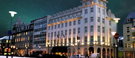 Bagian depan properti - sore/malam