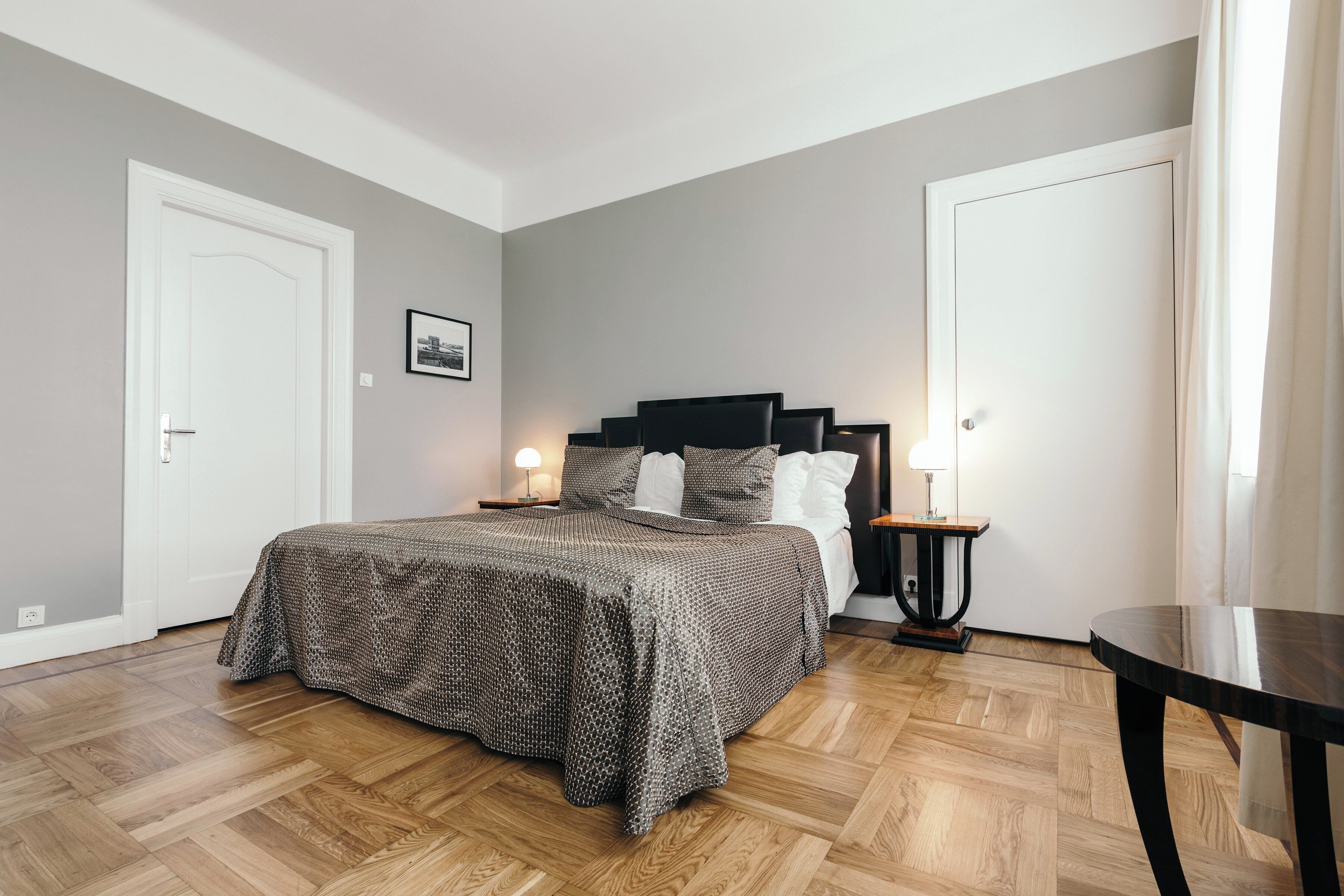 Suite, 1 cama King size | Caja de seguridad en la habitación, escritorio y cortinas blackout 