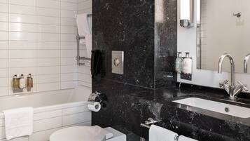 Un baño moderno con bañera, inodoro y lavamanos.