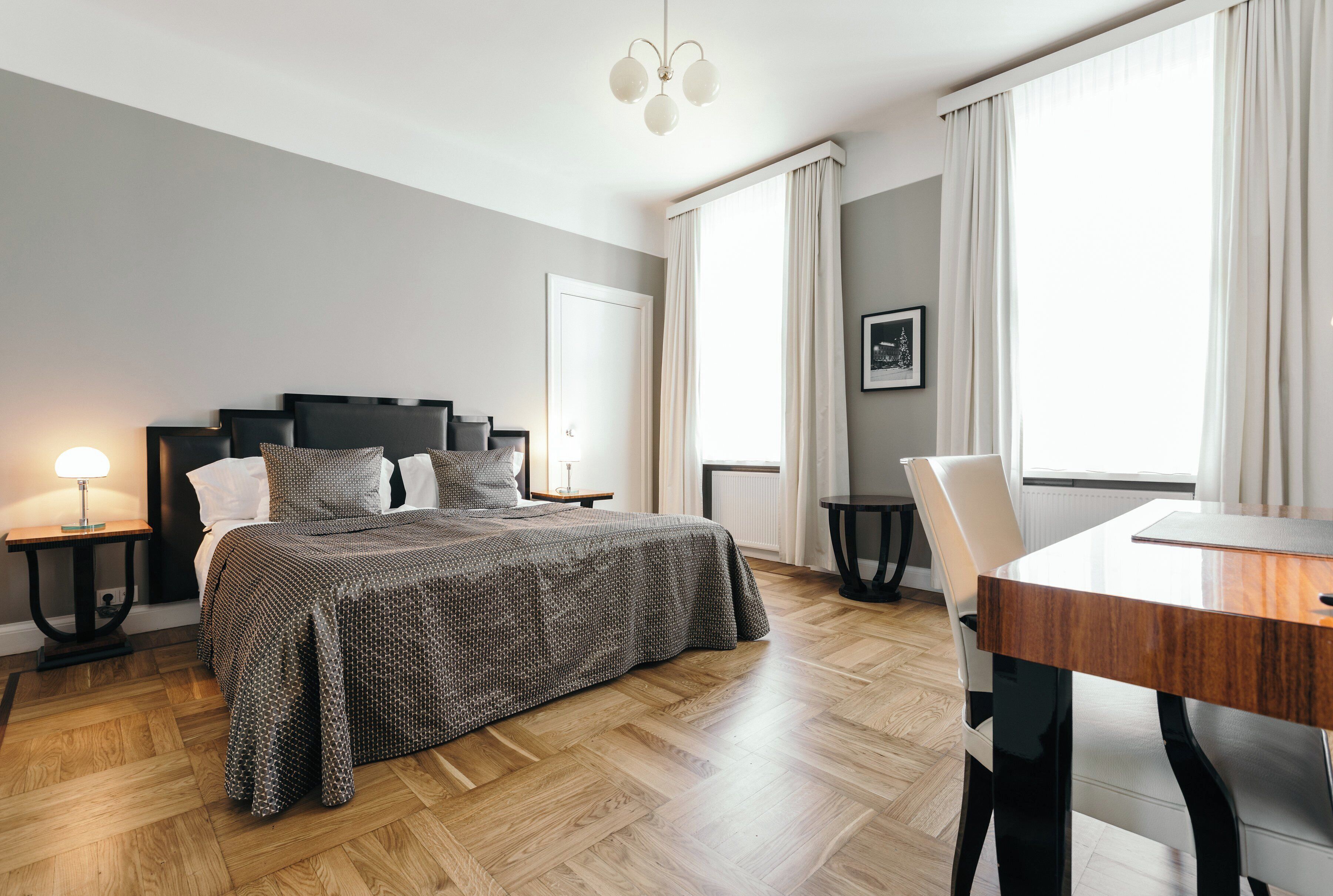 Suite, 1 kingsize bed | Een minibar, een kluis op de kamer, een bureau, verduisterende gordijnen