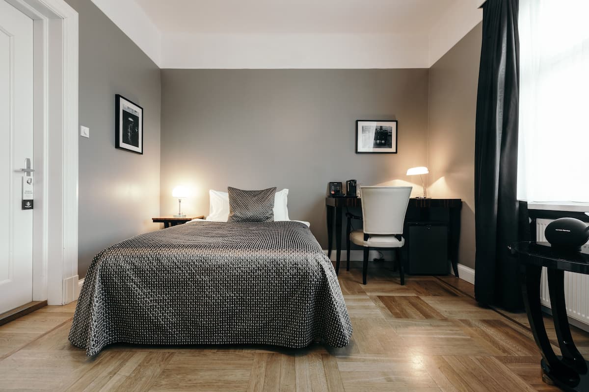 Standaard eenpersoonskamer | 1 slaapkamer, een minibar, een kluis op de kamer, een bureau