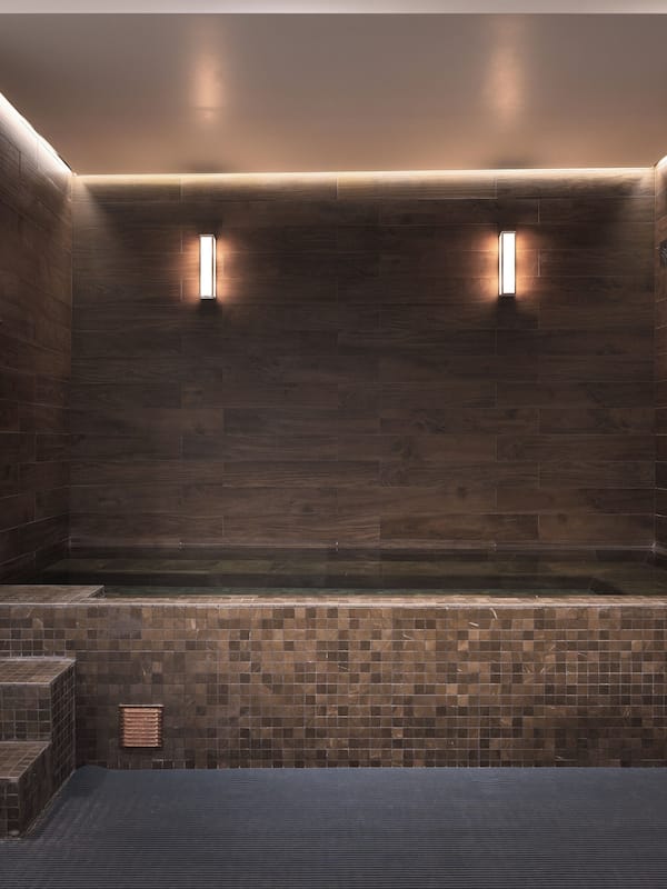 Indoor spa tub