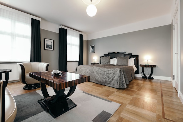 Deluxe-dobbeltværelse - 1 kingsize-seng | 1 soveværelse, minibar, pengeskab på værelset, skrivebord