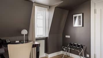 Deluxe Double Room, 1 King Bed | In-room safe, desk, blackout drapes, iron/ironing board
