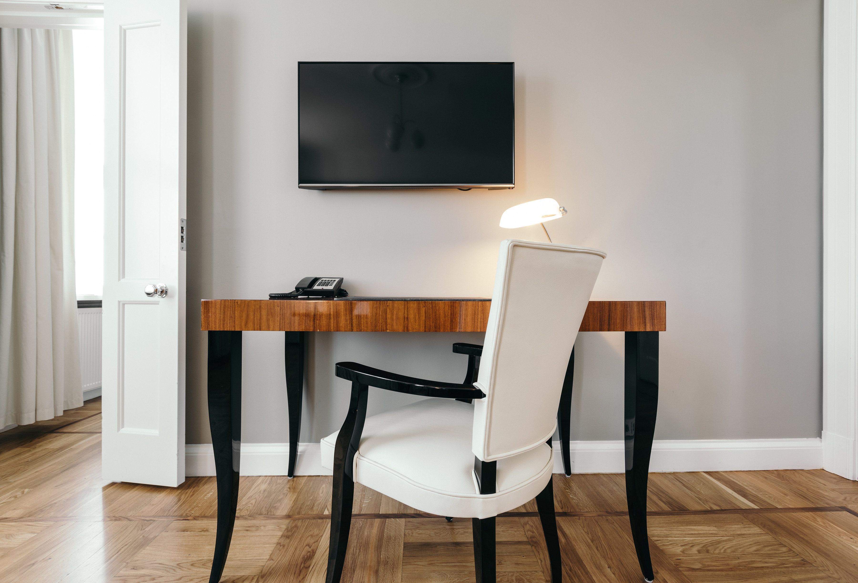 suite, 1 king bed | 1 bedroom, minibar, in-room safe, desk