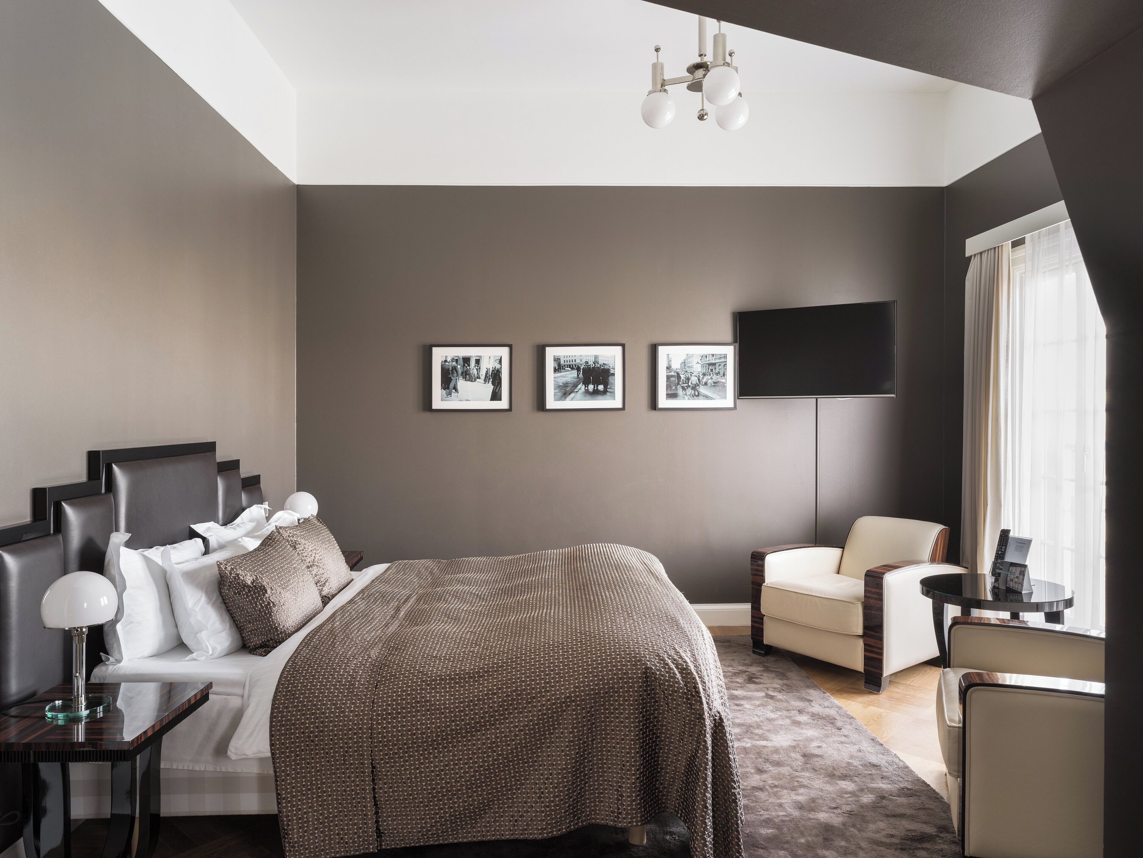 Deluxe tweepersoonskamer, 1 kingsize bed | Een minibar, een kluis op de kamer, een bureau, verduisterende gordijnen