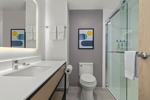 Amenidades de baño gratuitas, secadora de cabello, toallas