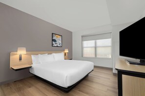 Suite, 1 kingsize-seng med sovesofa (Mobility/Hearing Access, Transf Shwr) | Allergitestet sengetøy, safe på rommet og skrivebord