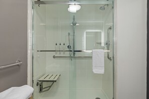 Articles de toilette gratuits, sèche-cheveux, serviettes fournies