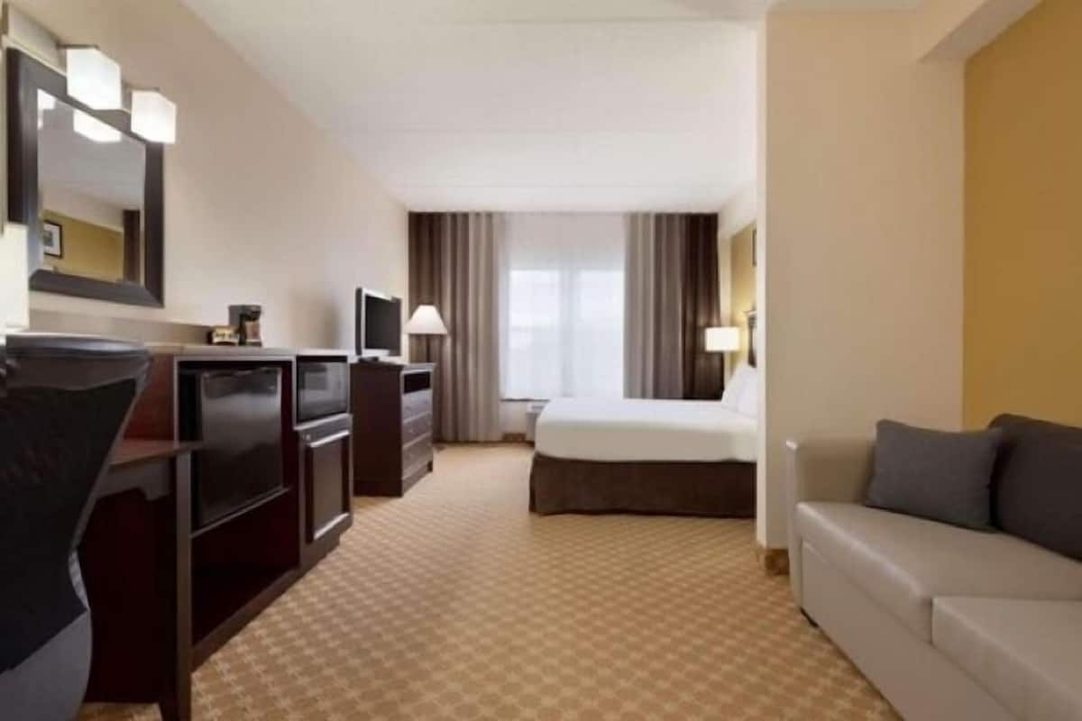 1 bedroom, hypo-allergenic bedding, in-room safe, desk