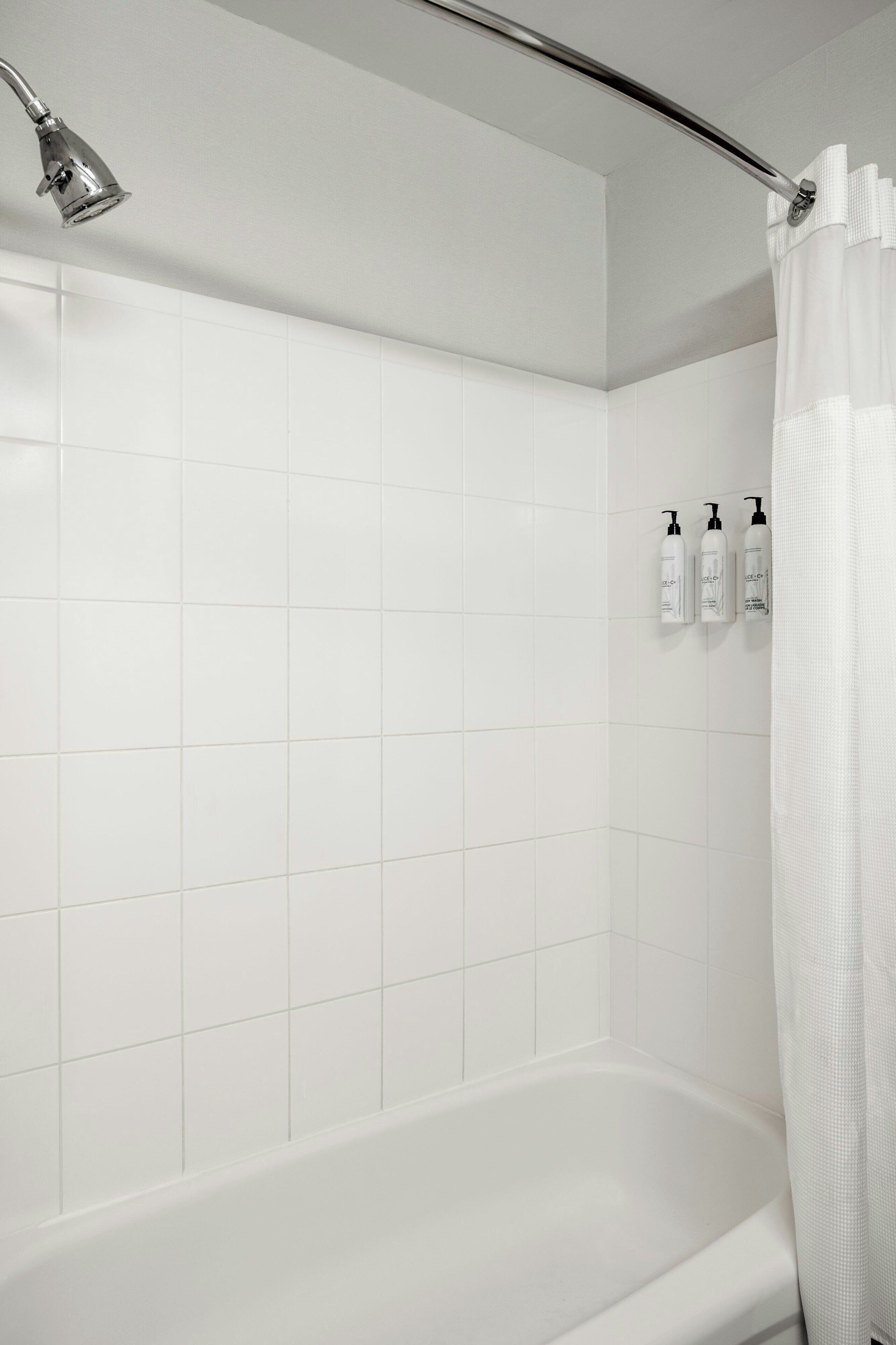 Combined shower/bathtub, hair dryer, towels
