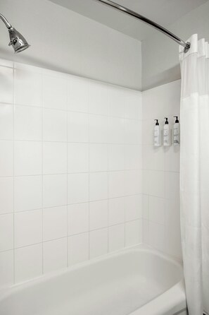Combined shower/bathtub, hair dryer, towels - Fairfield Inn and Suites by Marriott Marion (Marion)