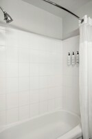 Bañera con ducha, secador de pelo, toallas