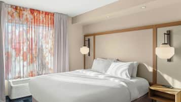 Meja kerja, ruang kerja ramah laptop, dan tirai kedap cahaya