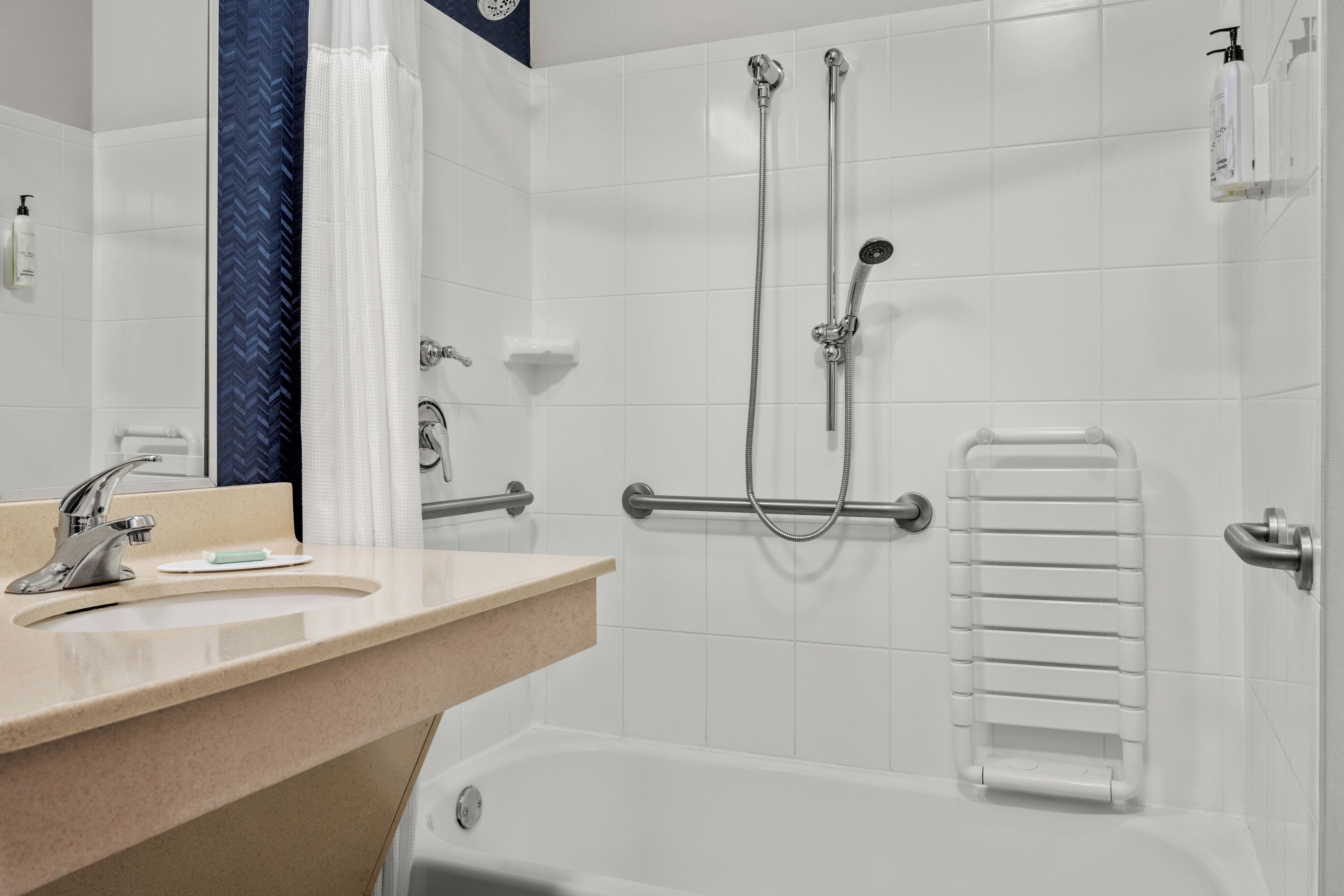 Combined shower/bathtub, hair dryer, towels