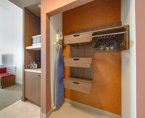 Hypo-allergenic bedding, in-room safe, desk, laptop workspace - Hilton Garden Inn Newport News (Newport News)