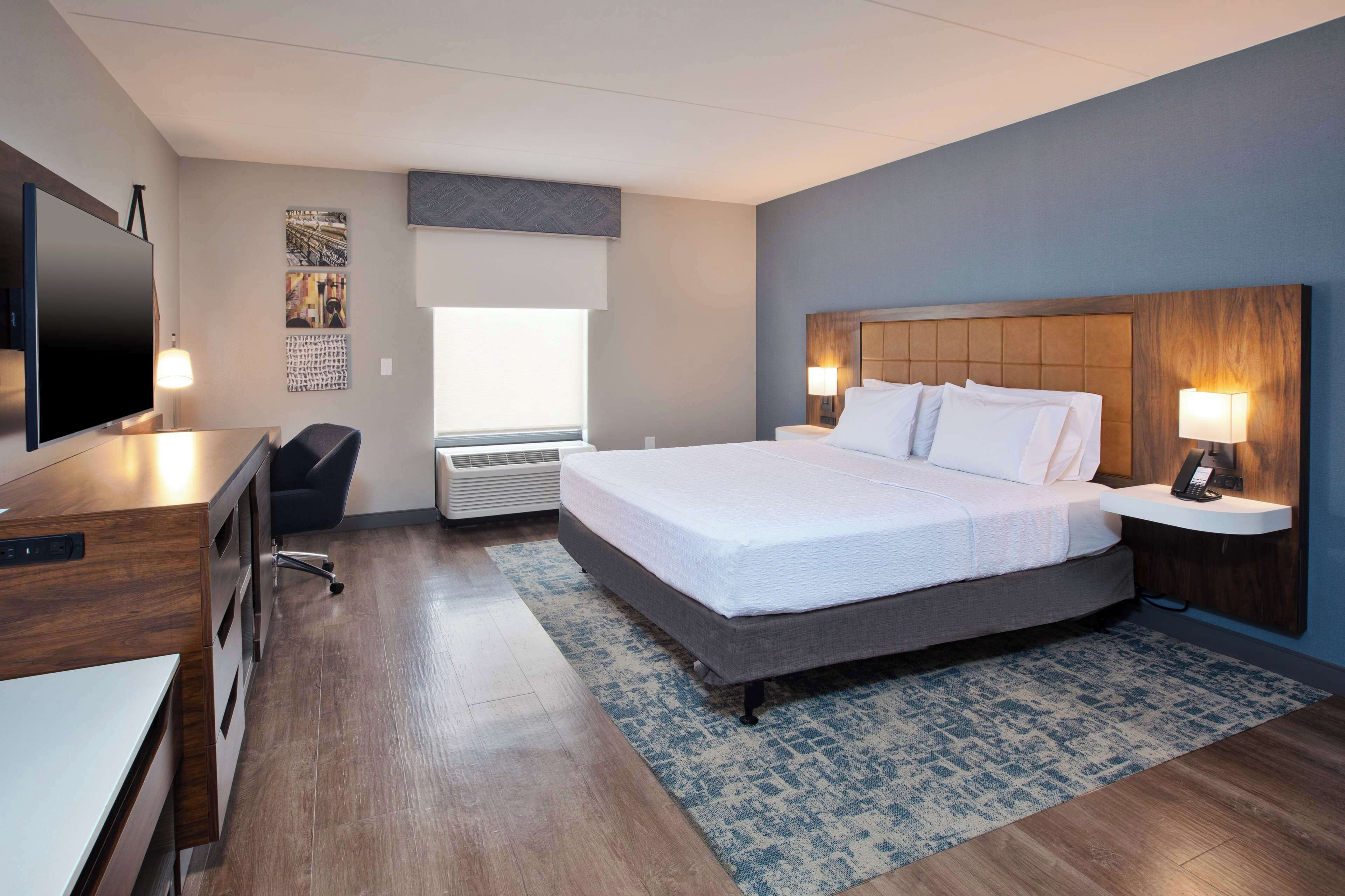 room, 1 king bed, accessible | in-room safe, blackout curtains, free cots/infant beds, rollaway beds