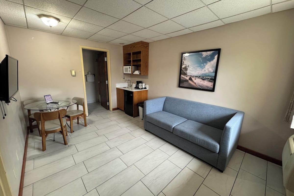 family suite, refrigerator & microwave, poolside | living area | 42-inch tv with cable channels
