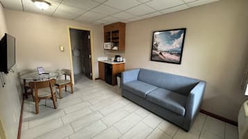 Suíte família, geladeira e micro-ondas, ao lado da piscina | Área de estar | TV 42 polegadas com canais a cabo