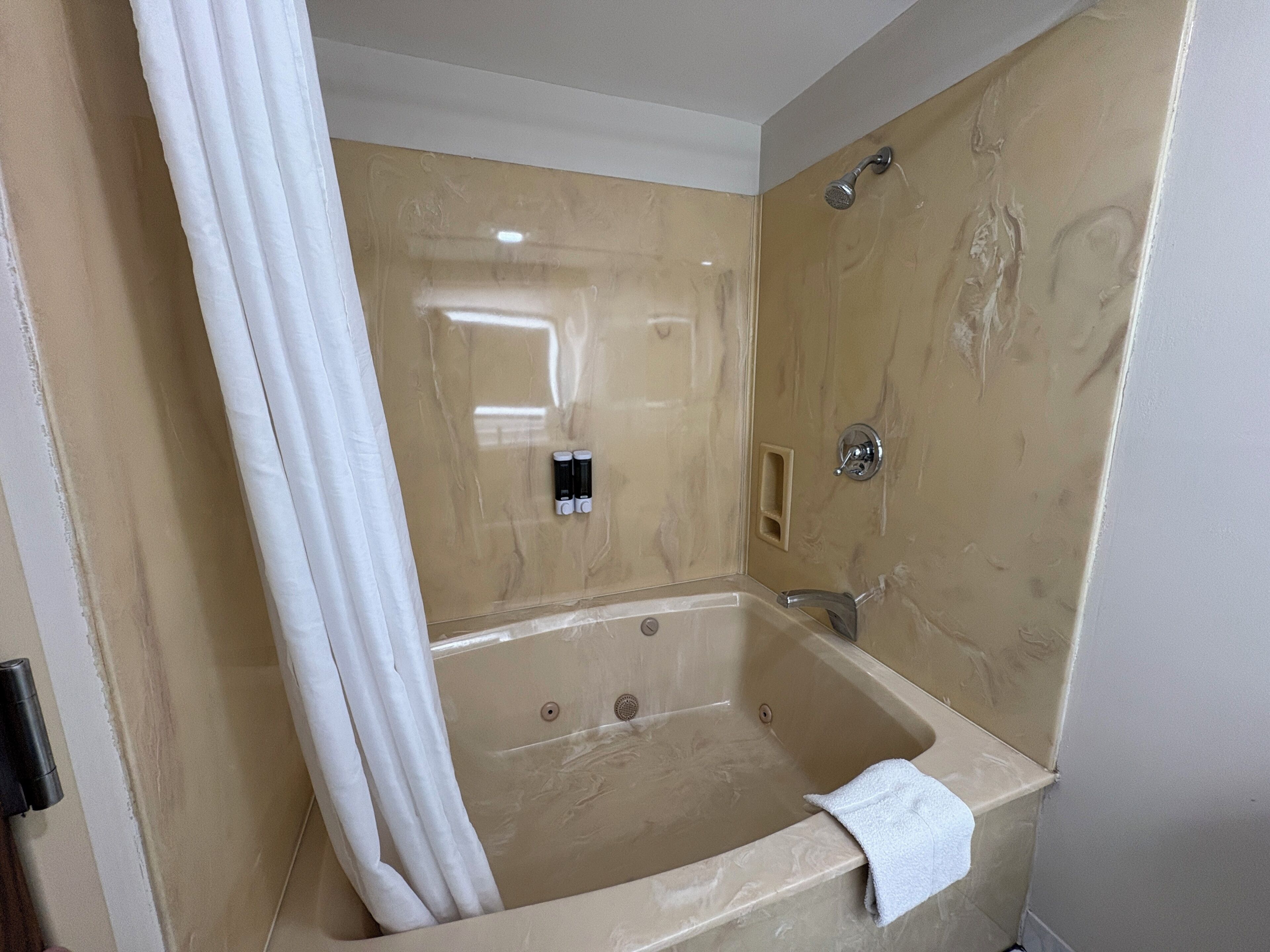 Chambre Deluxe, 1 très grand lit, baignoire à jets | Salle de bain | Ensemble douche/baignoire, baignoire à jets