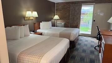 华丽双人房, 2 张大床, 冰箱和微波炉 | 办公桌、熨斗/熨衣板、免费婴儿床、免费 WiFi