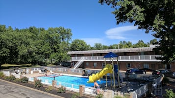 Piscina externa sazonal, funciona das 9h às 23h, guarda-sóis