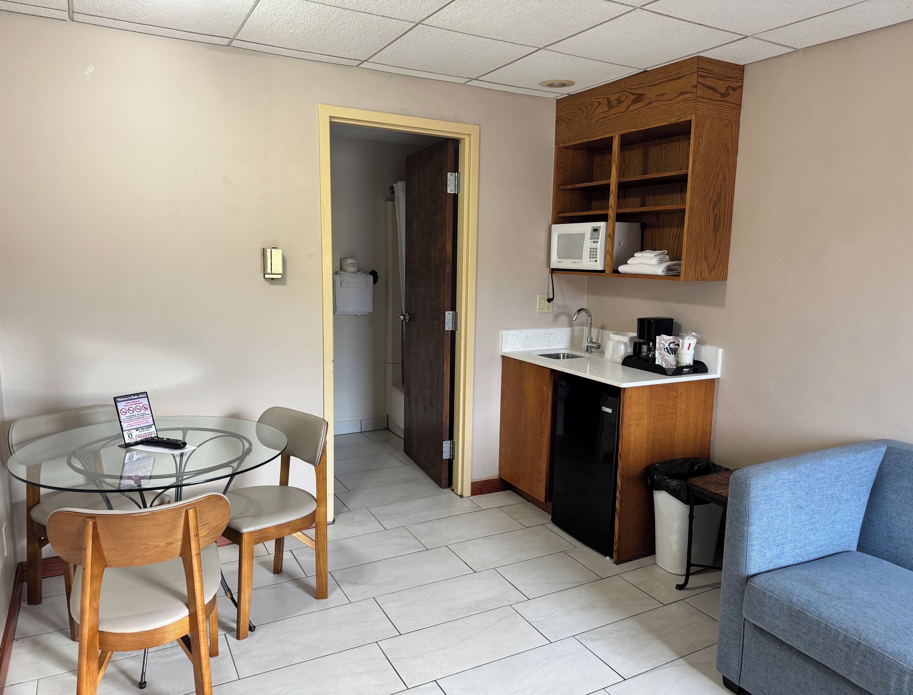 family suite, refrigerator & microwave, poolside | private kitchenette | fridge, microwave, eco-friendly cleaning products