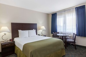 Desk, iron/ironing board, free cots/infant beds, free WiFi - Days Inn by Wyndham Santa Maria (Santa Maria)