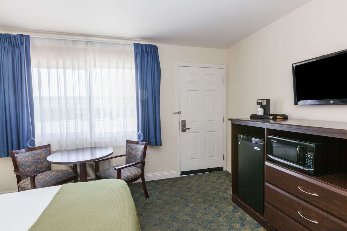Room, 1 Queen Bed, Accessible, Non Smoking (Mobility/Hearing Impaired) | Desk, iron/ironing board, free cots/infant beds, free WiFi
