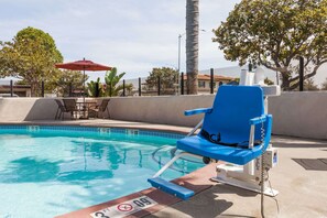 Outdoor pool - Days Inn by Wyndham Santa Maria (Santa Maria)