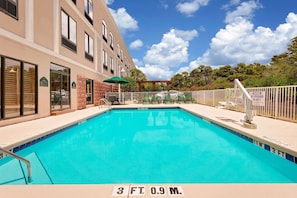 Outdoor pool, pool loungers
