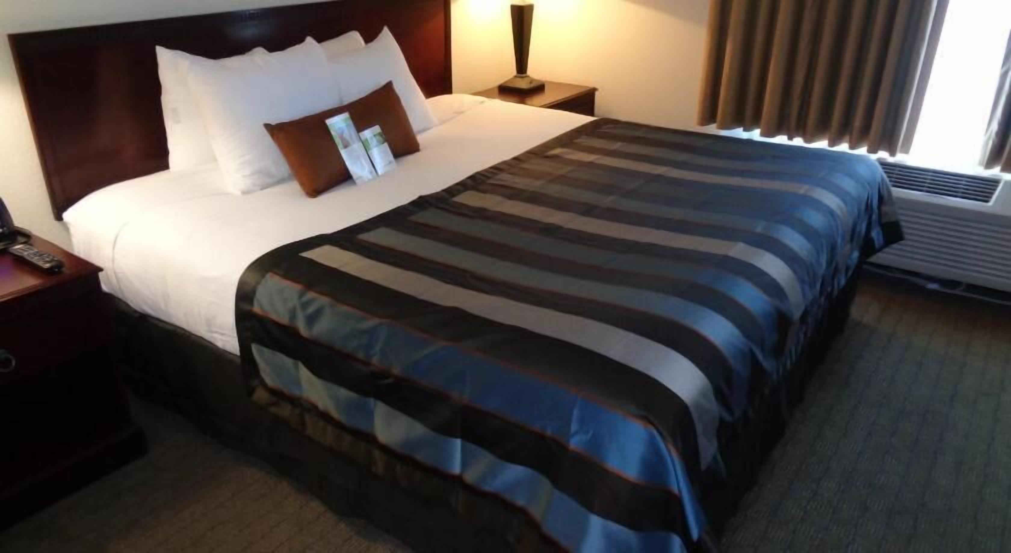 Caja de seguridad en la habitación, escritorio y cortinas blackout 