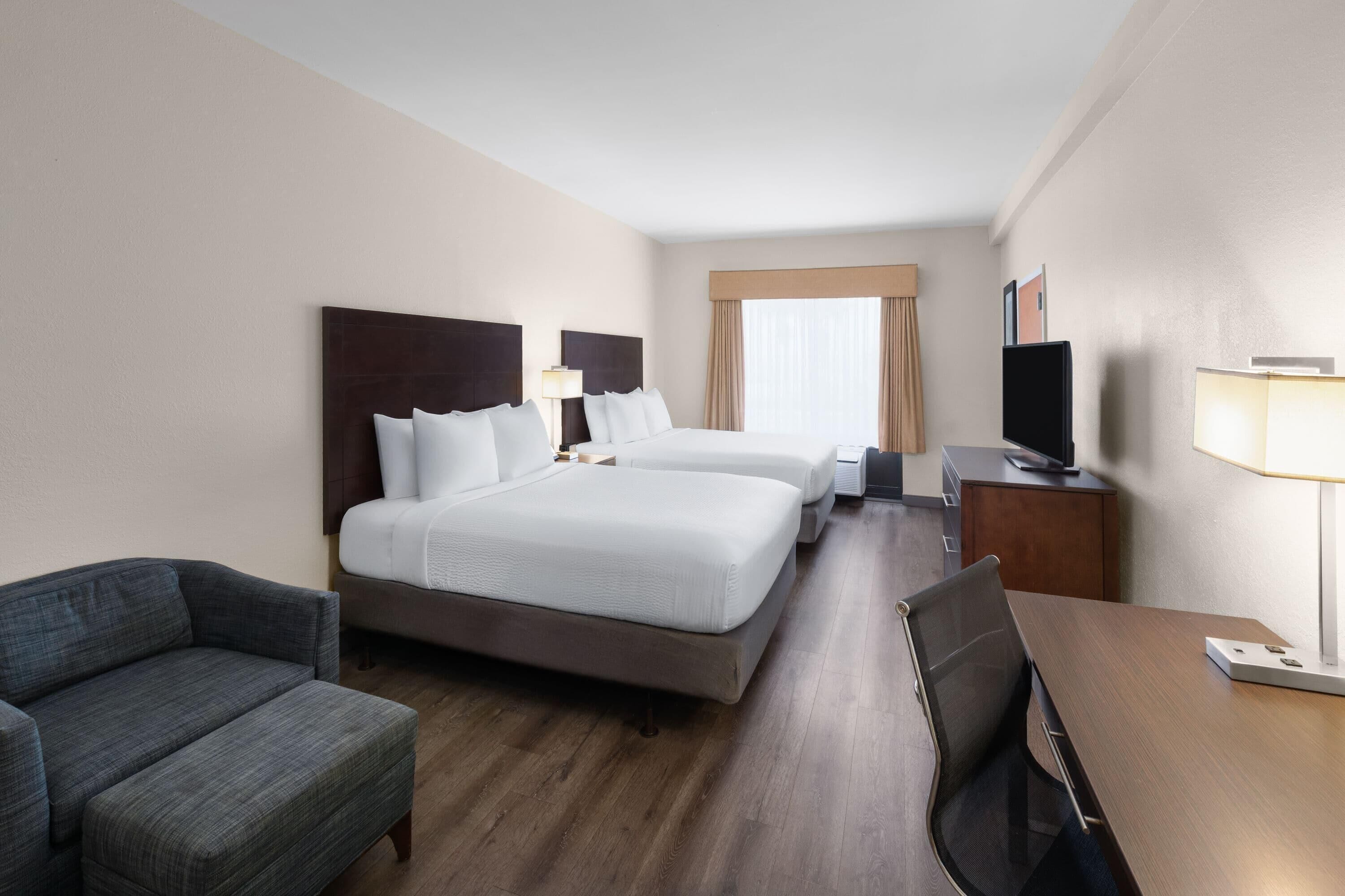 Habitación estándar, 2 camas Queen size, con acceso para personas discapacitadas | Caja de seguridad en la habitación, escritorio y cortinas blackout 