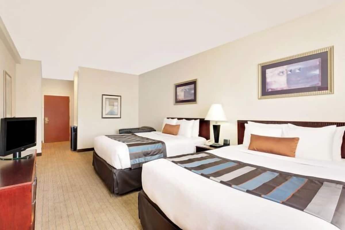 Värdeförvaringsskåp på rummet, skrivbord och mörkläggningsgardiner