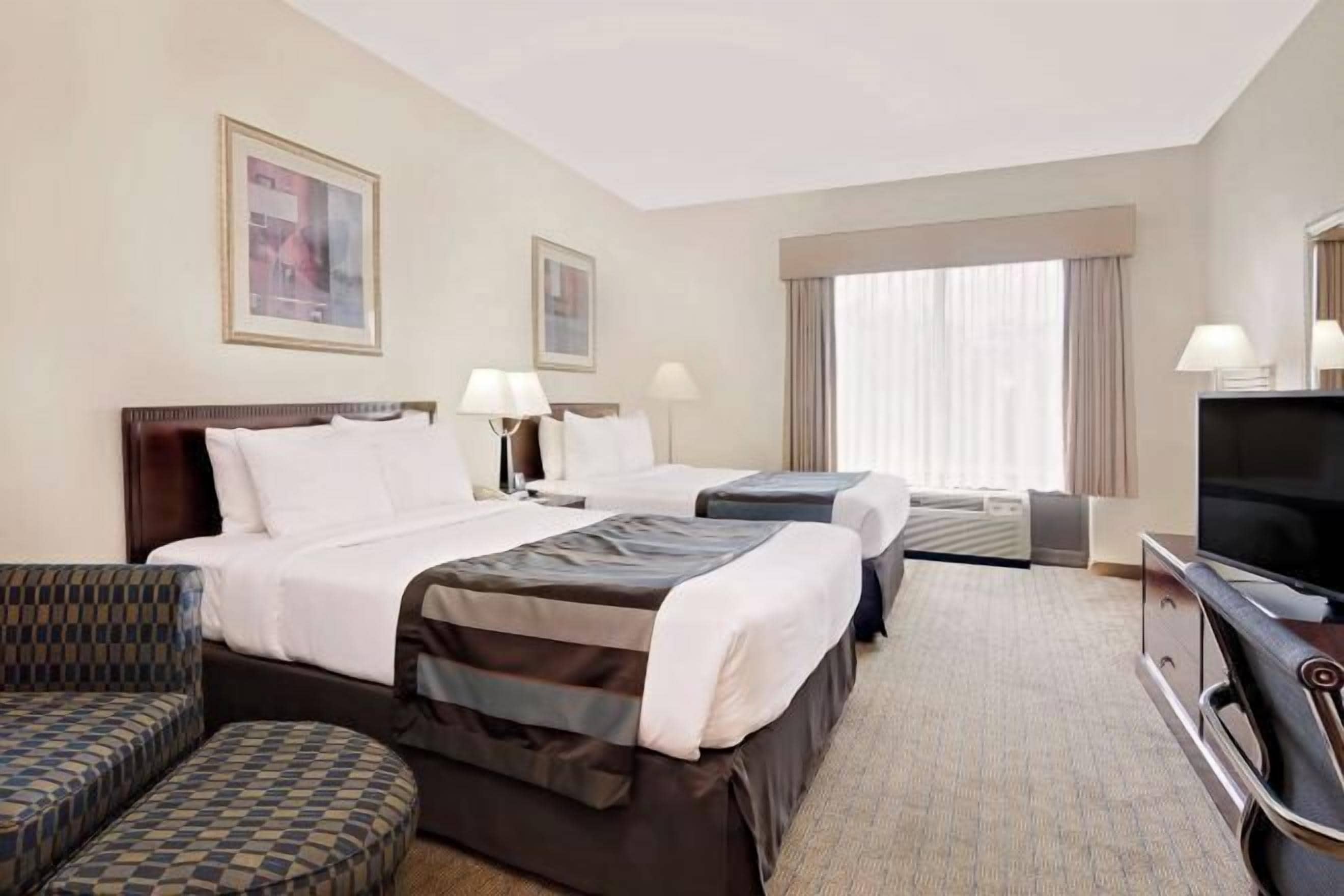 Caja de seguridad en la habitación, escritorio y cortinas blackout 