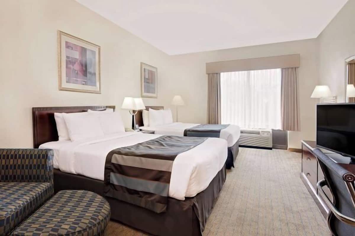 Värdeförvaringsskåp på rummet, skrivbord och mörkläggningsgardiner