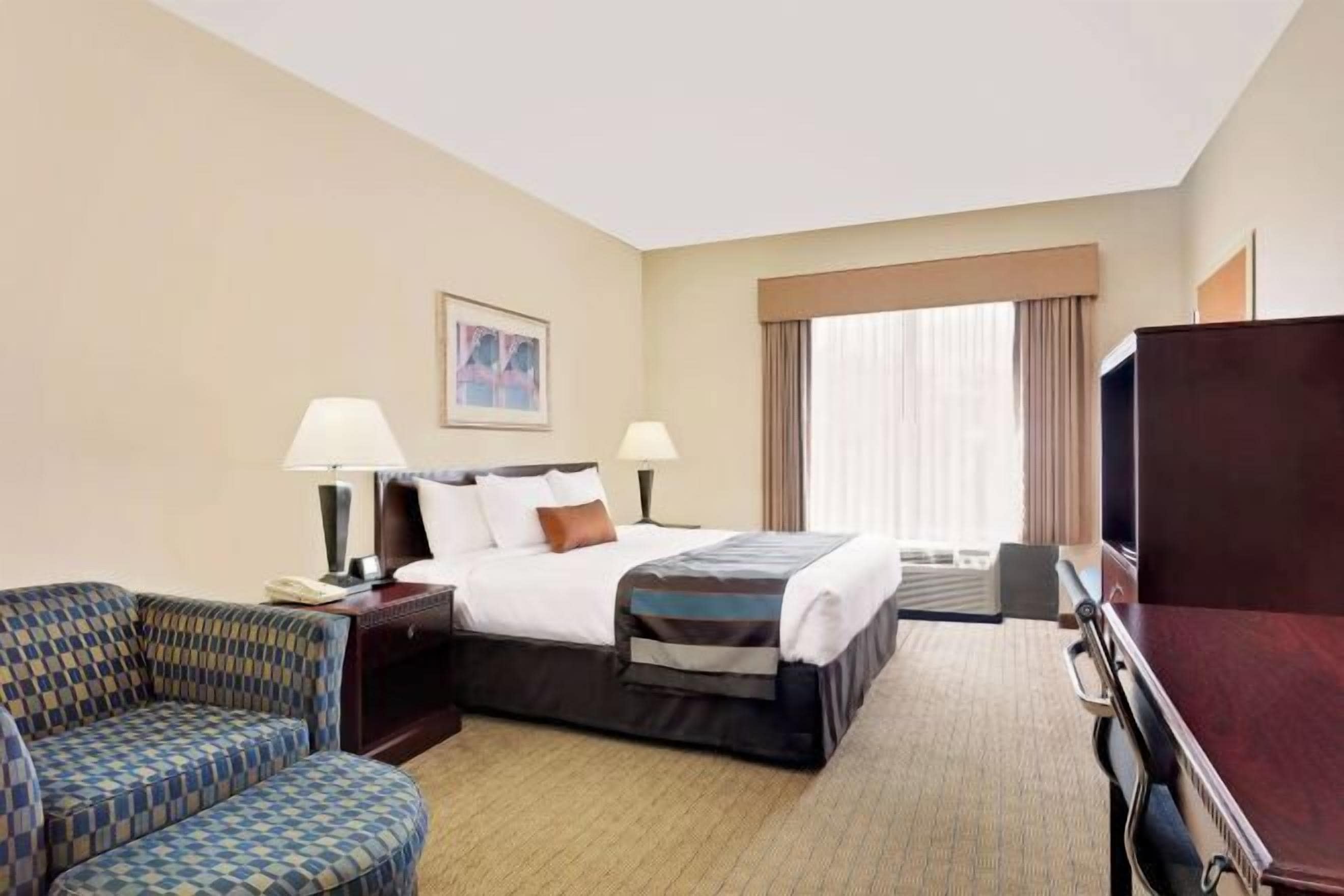 Caja de seguridad en la habitación, escritorio y cortinas blackout 